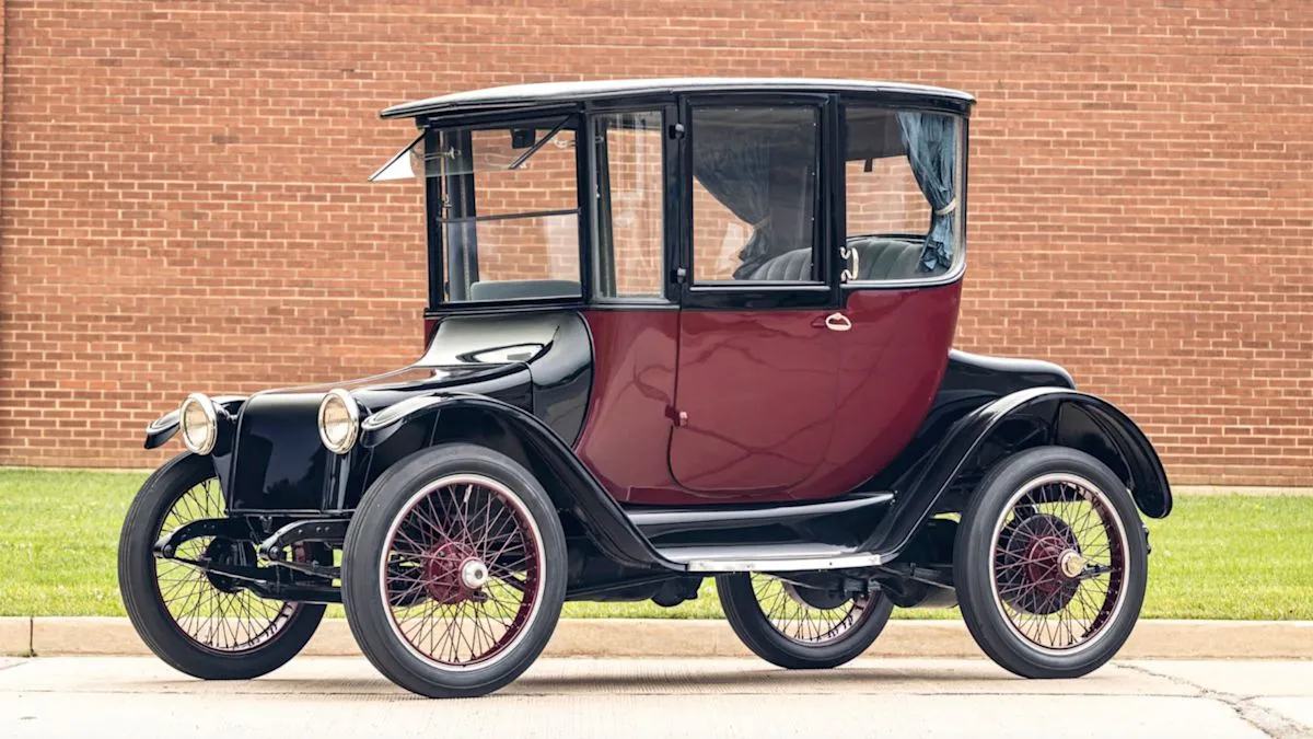 Mobil klasik 1918 Detroit Electric Model 75B Brougham coupe hasil restorasi modern