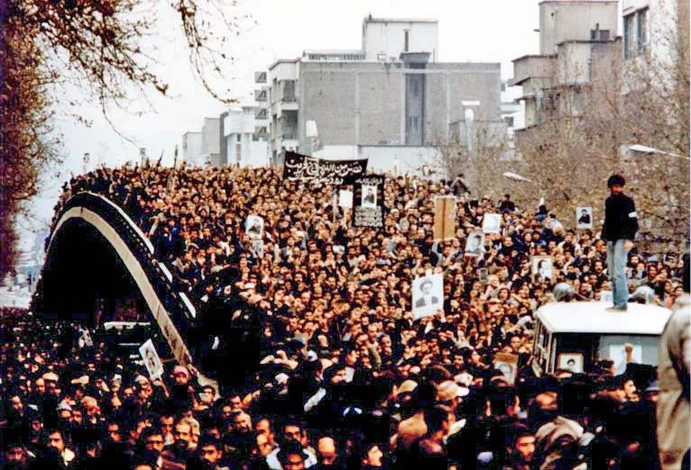 Suasana demonstrasi bersejarah dalam Revolusi Iran yang meruntuhkan kekuasaan Shah Pahlavi