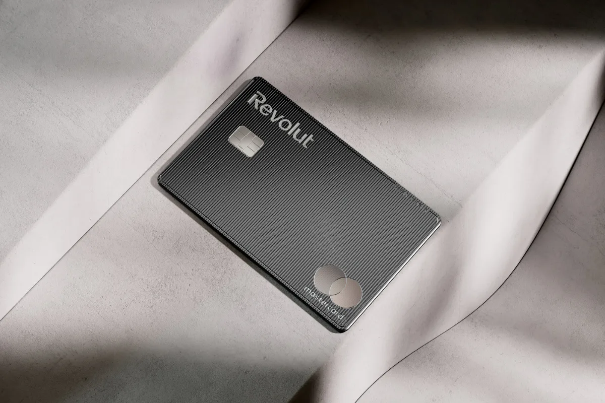 Ilustrasi aplikasi bank digital Revolut dan chatbot Rita