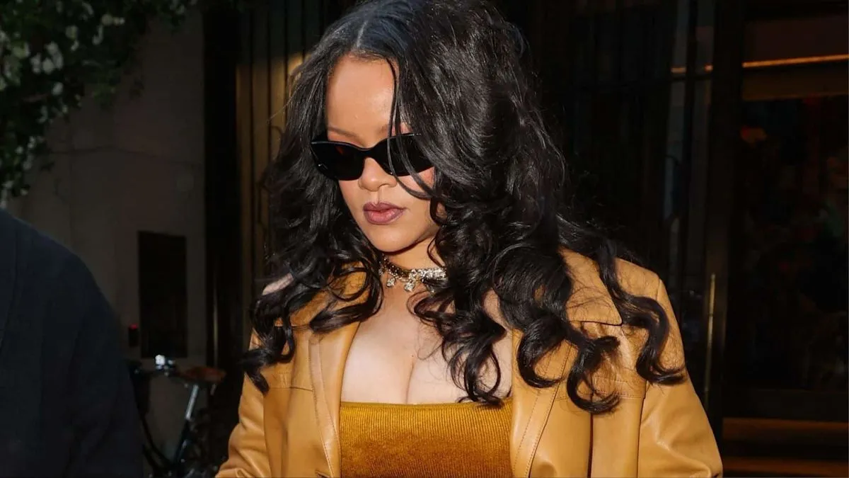 Rihanna membawa anak-anaknya tur bus keliling Barbados dan mengunjungi Rihanna Drive