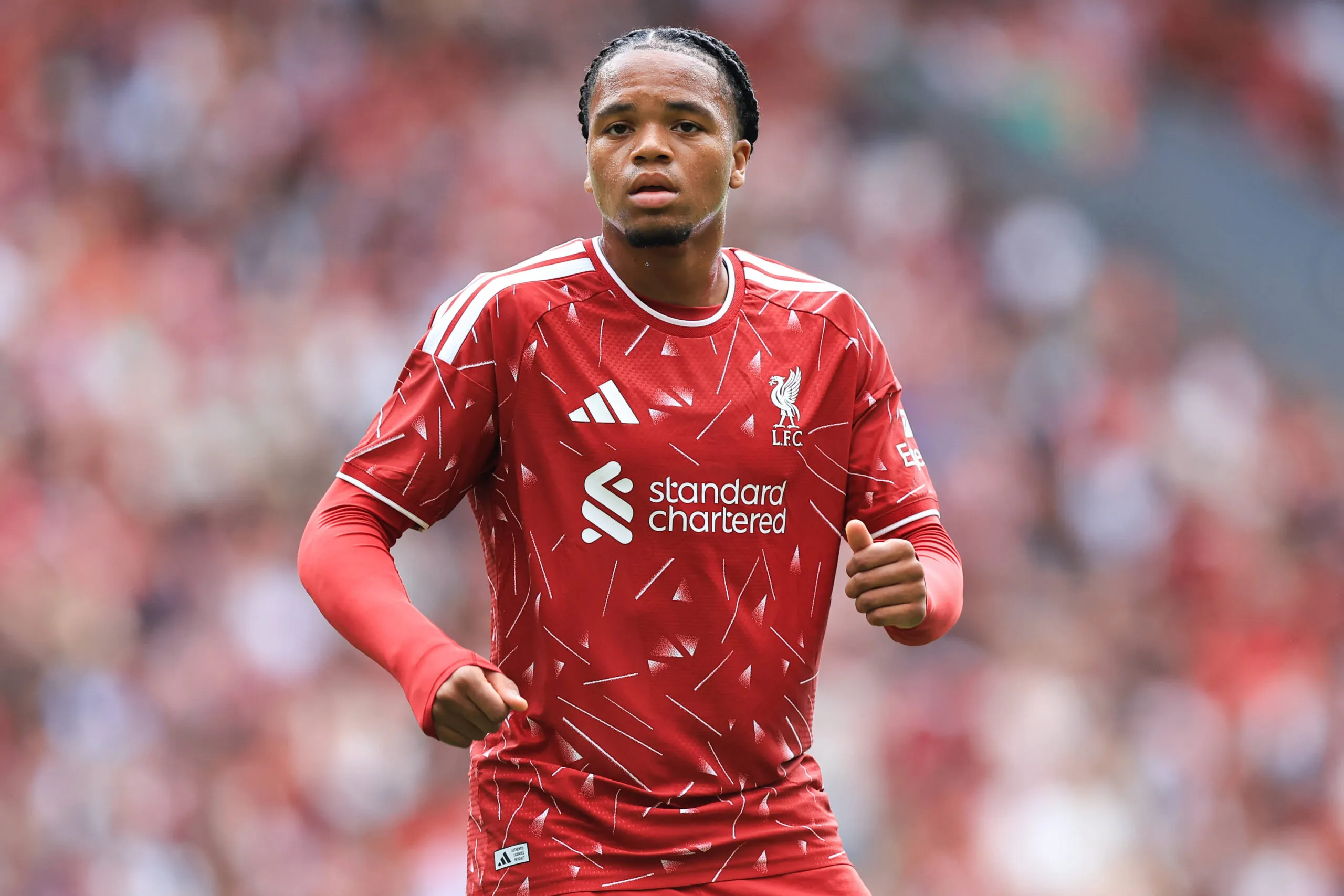 Ilustrasi pemain muda Liverpool Rio Ngumoha dalam sesi latihan klub