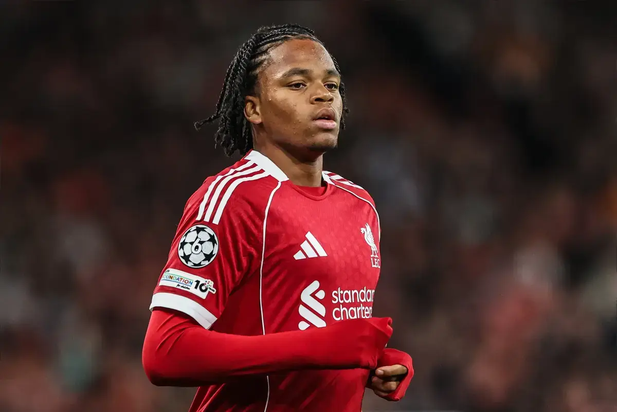 Pemain muda Liverpool Rio Ngumoha saat mengenakan jersey klub dalam sesi latihan