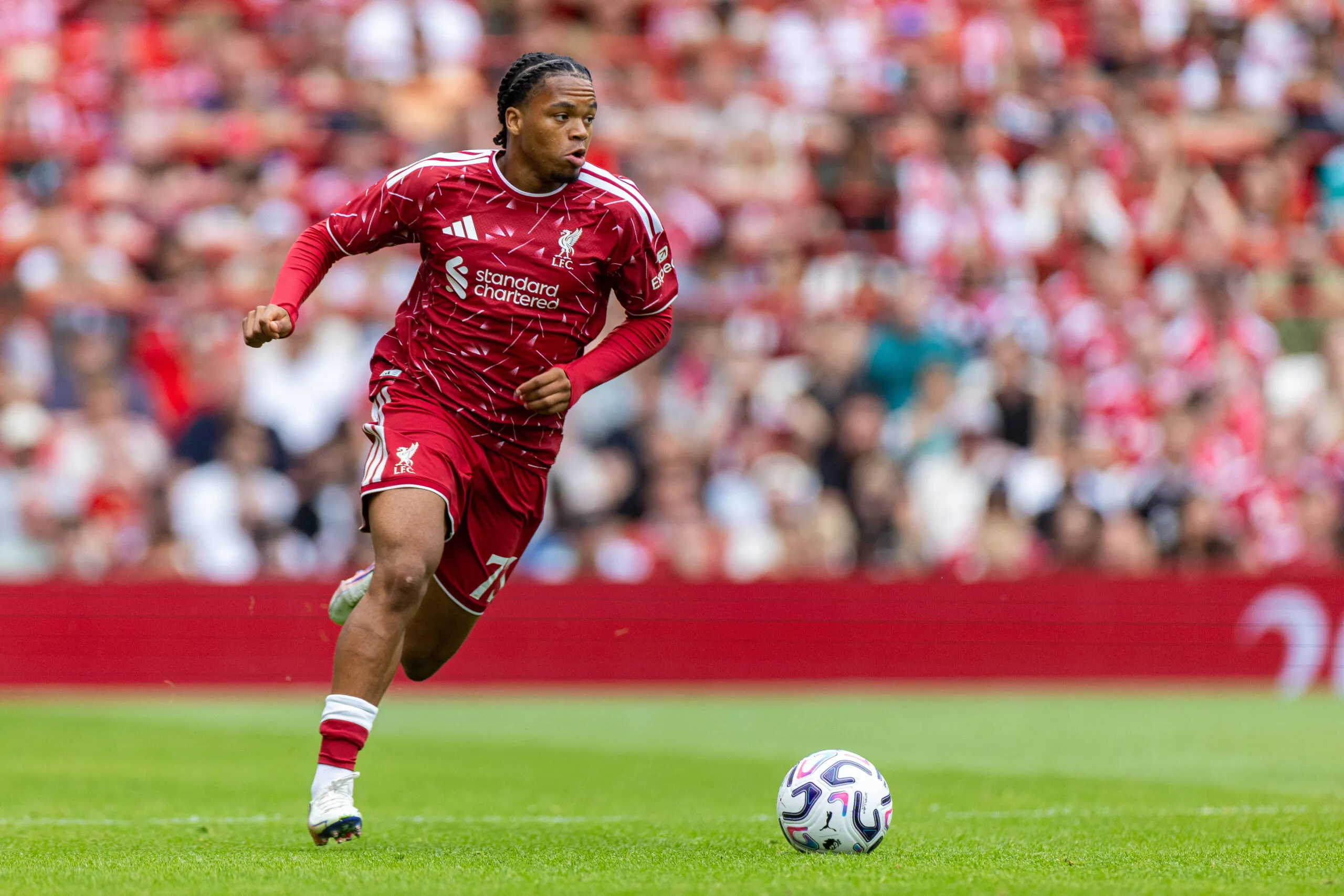 Pemain muda Rio Ngumoha bertahan di Liverpool menghadapi bursa transfer