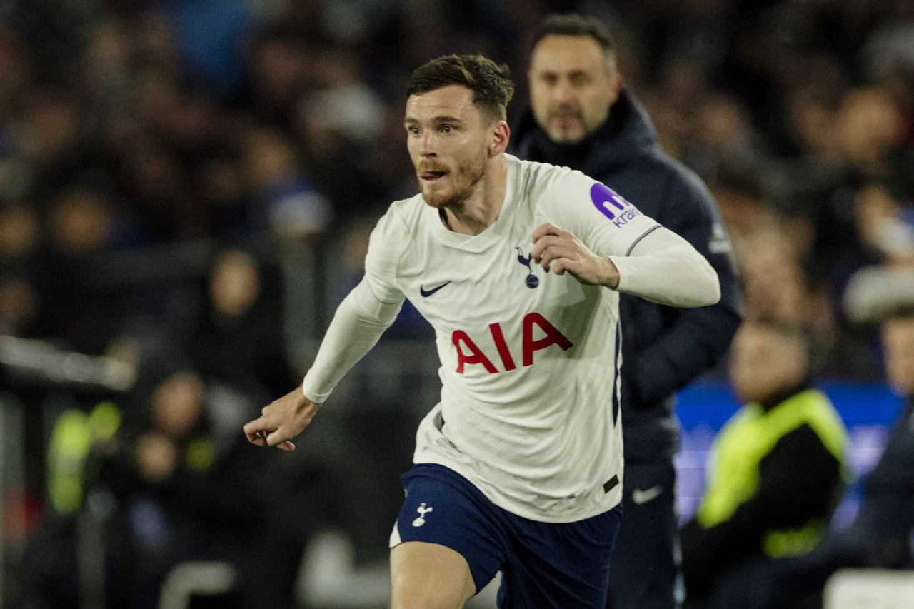 Roberto De Zerbi memberikan instruksi kepada Andy Robertson di tempat latihan Tottenham Hotspur