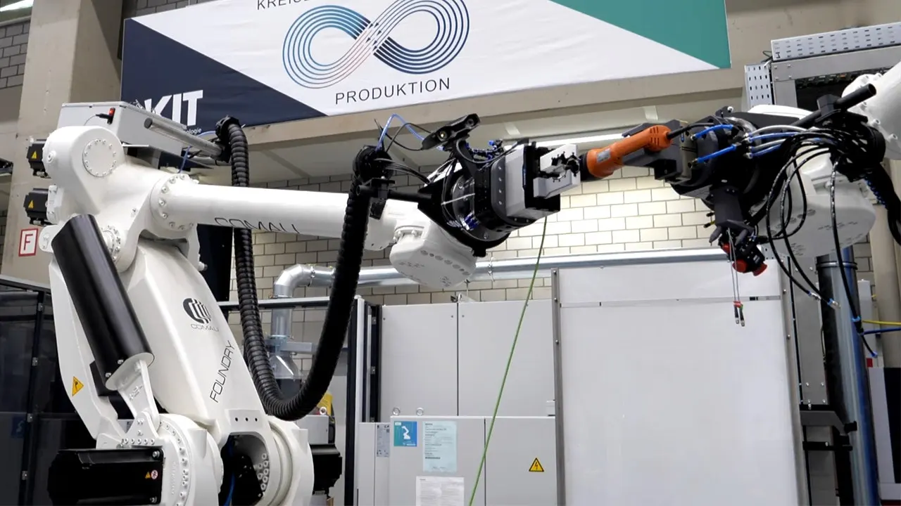 Robot industri terlatih membongkar mesin rusak untuk memulihkan komponen bernilai tinggi
