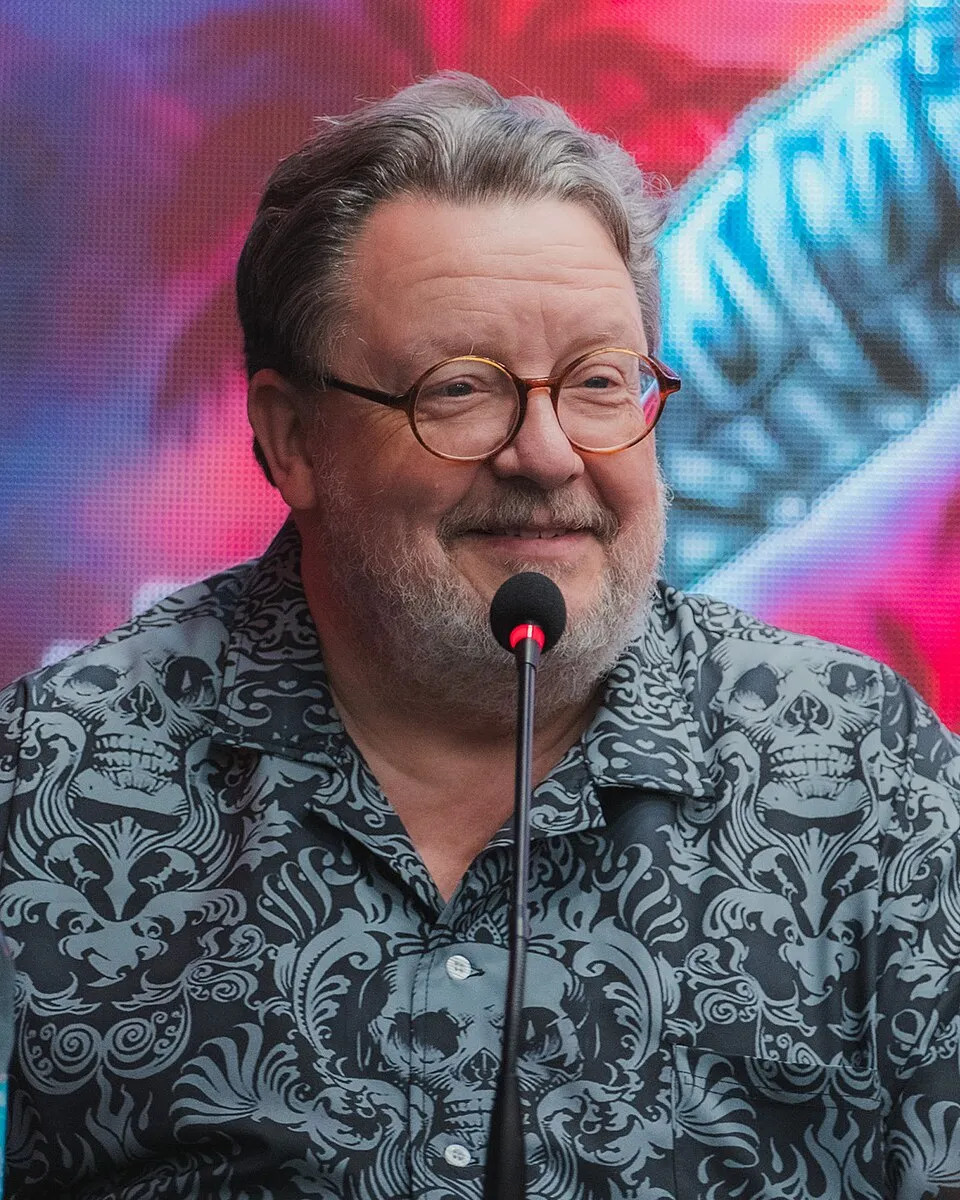 Roger L Jackson pengisi suara karakter Ghostface dalam film Scream