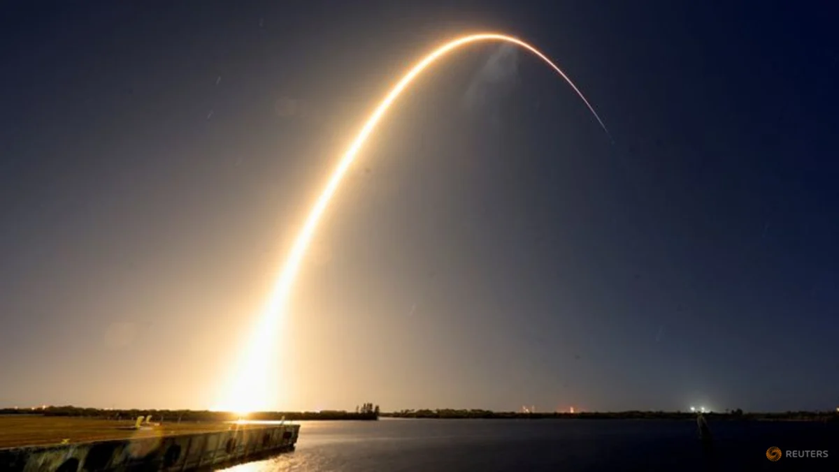 Ilustrasi roket SpaceX yang meluncur menuju permukaan Bulan
