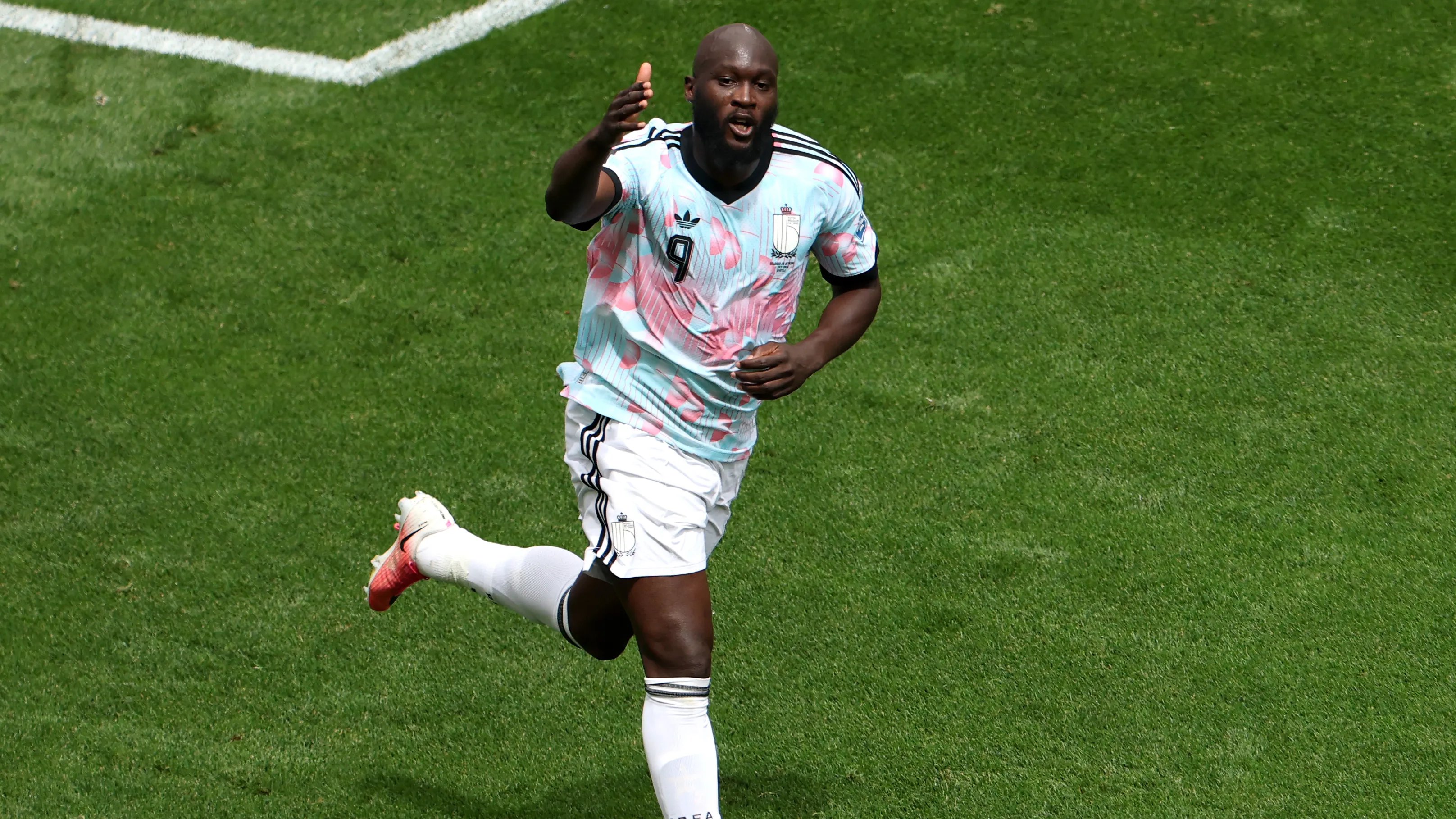 Romelu Lukaku dalam balutan jersey saat bersiap menghadapi tantangan baru di klub Fenerbahce