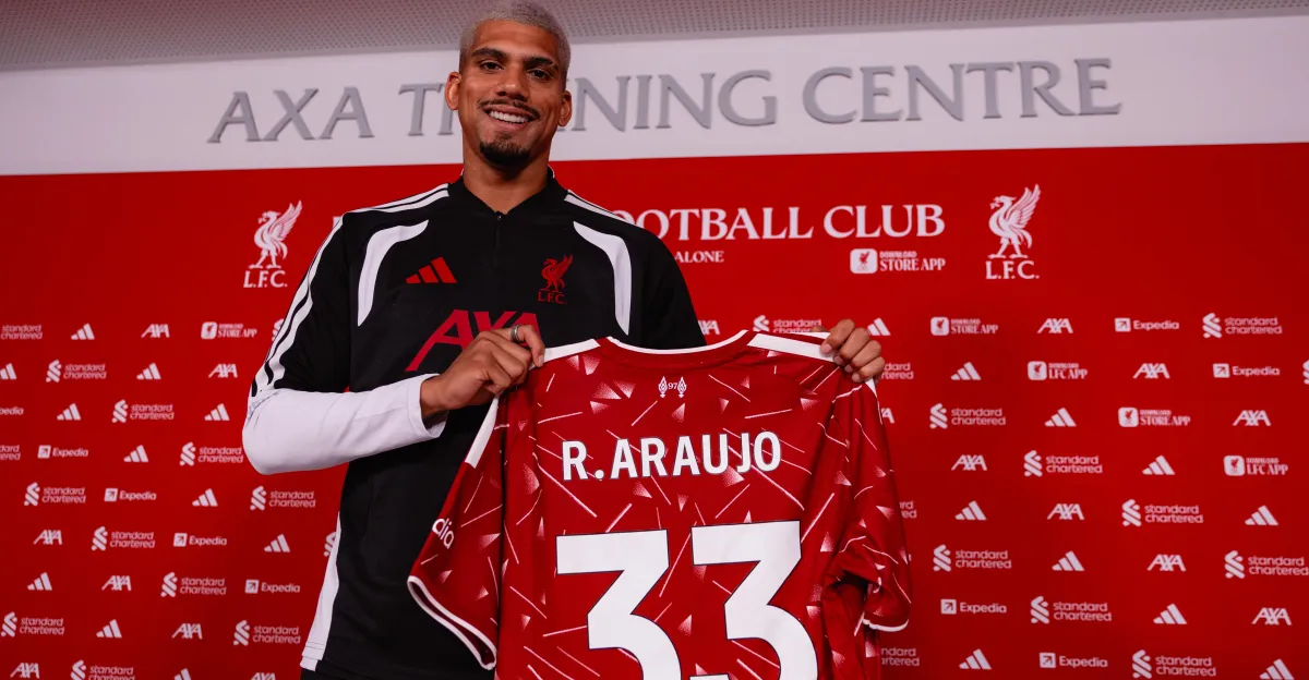 Ronald Araujo resmi berseragam Liverpool setelah pindah dari Barcelona