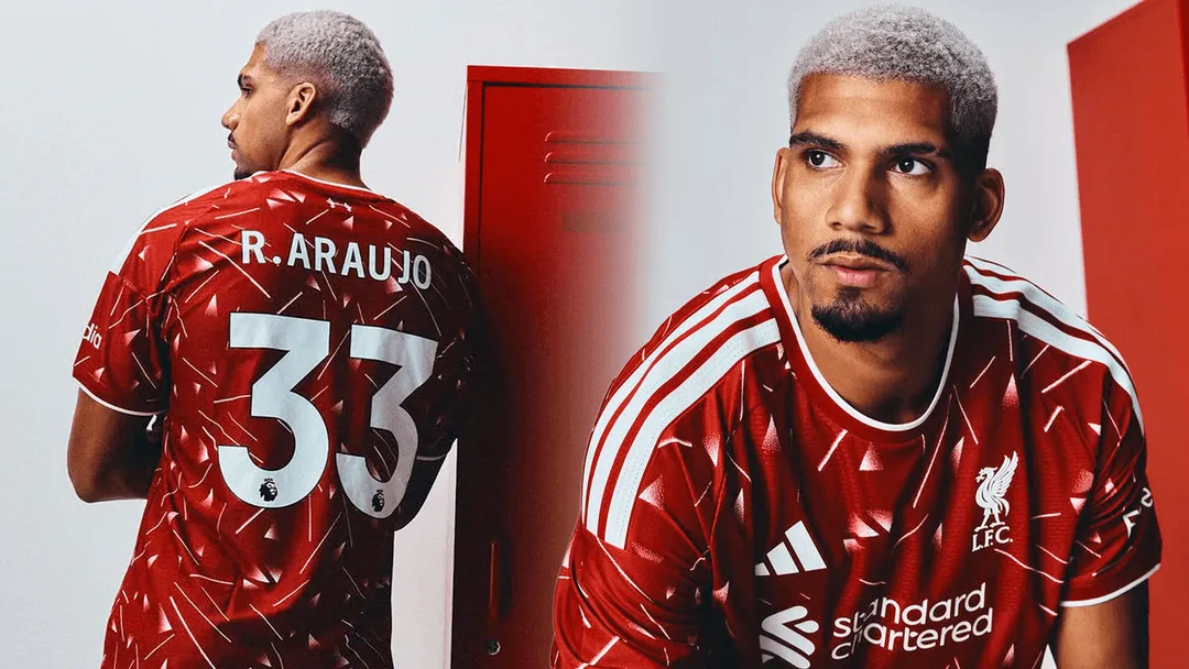 Ronald Araújo saat diperkenalkan sebagai pemain baru Liverpool dengan jersey nomor 33