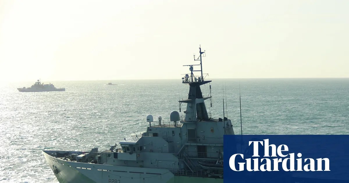 Kapal perang Royal Navy saat melakukan patroli pengawasan di perairan Inggris