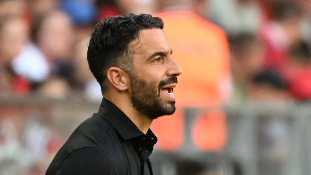 Ruben Amorim saat memimpin pinggir lapangan dalam laga AC Milan kontra Manchester United