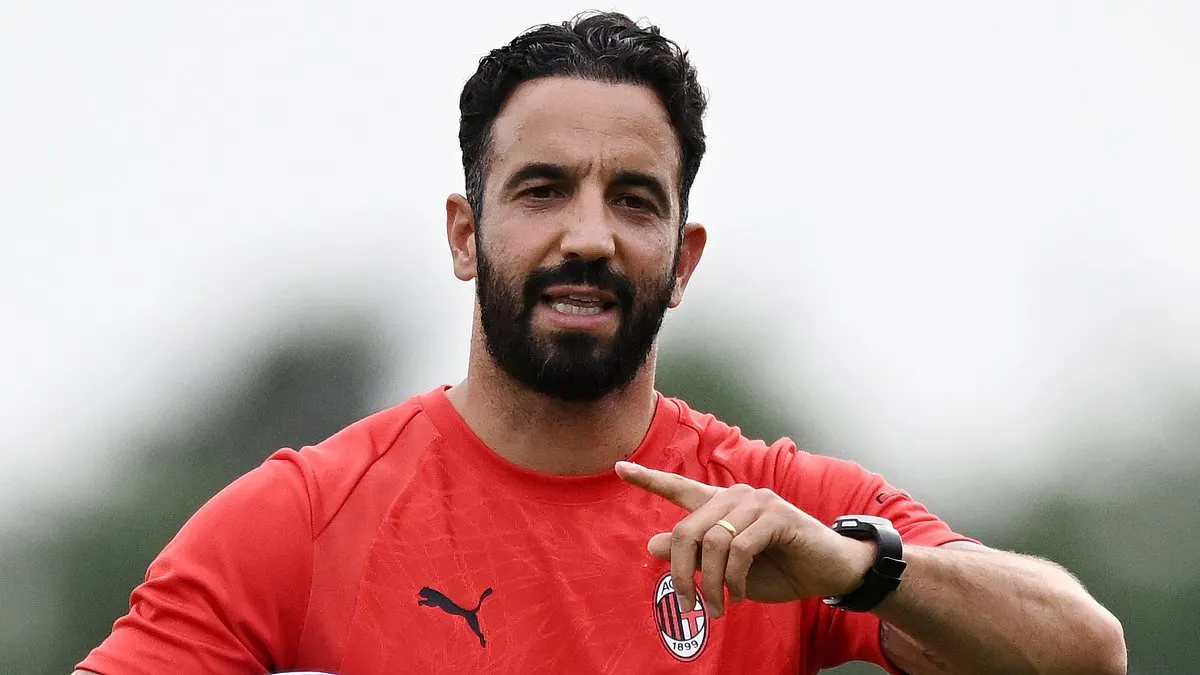 Pelatih AC Milan Ruben Amorim memberikan instruksi dalam sesi latihan tim