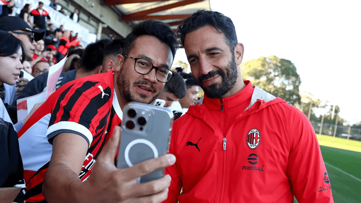 Ruben Amorim memberikan instruksi kepada pemain AC Milan di pinggir lapangan