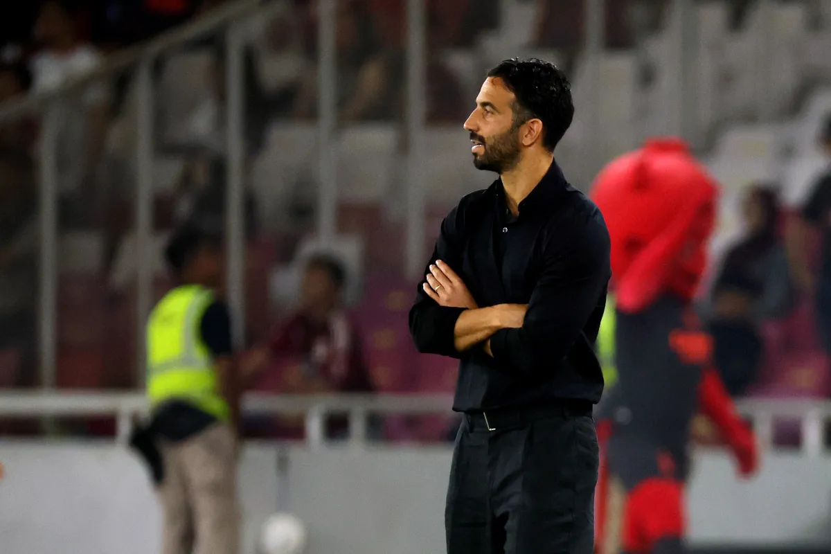 Pelatih AC Milan Ruben Amorim memberikan instruksi pinggir lapangan