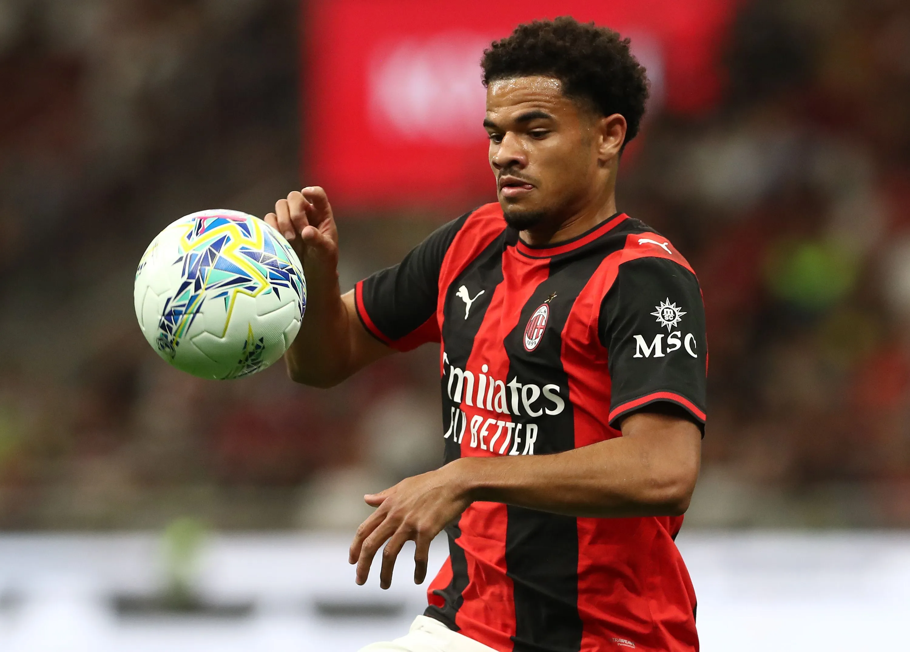 Ilustrasi logo AC Milan dan aktivitas transfer pemain di bursa transfer