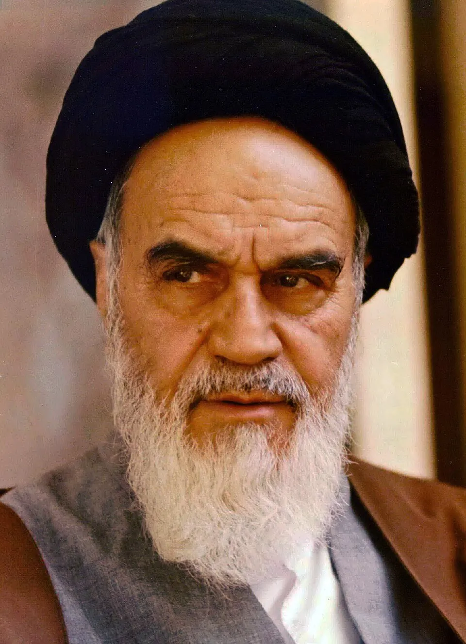 Ilustrasi potret dan biografi Ruhollah Khomeini pemimpin Revolusi Iran