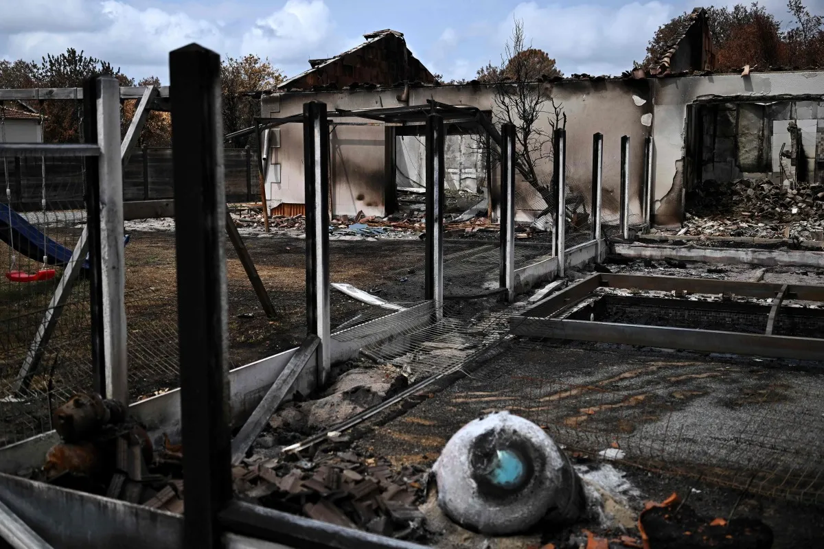 Rumah yang hangus terbakar di Le Porge Prancis barat daya setelah diizinkan kembali