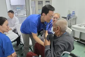 Tim medis rumah sakit Korea melakukan pemeriksaan kesehatan di Mongolia