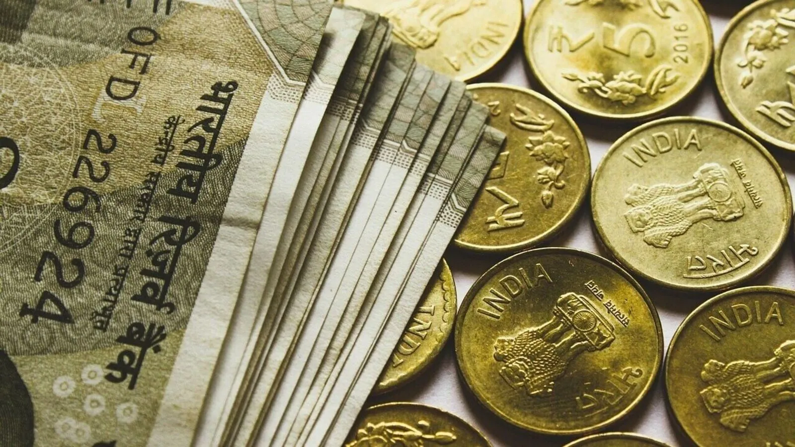 Grafik pergerakan nilai tukar Rupee India terhadap dolar AS di pasar keuangan