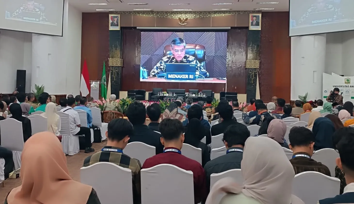 Menteri Ketenagakerjaan Yassierli berbicara mengenai RUU Ketenagakerjaan baru di Padang