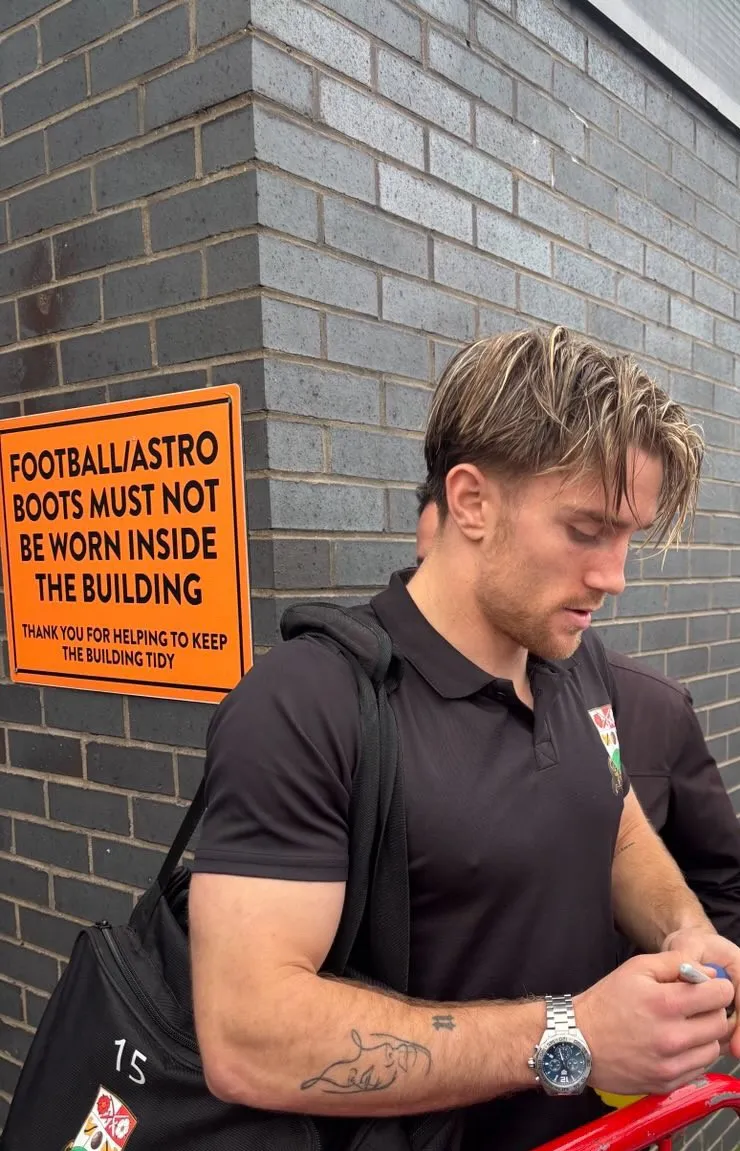Foto Ryan Glover dalam seragam klub sepak bola