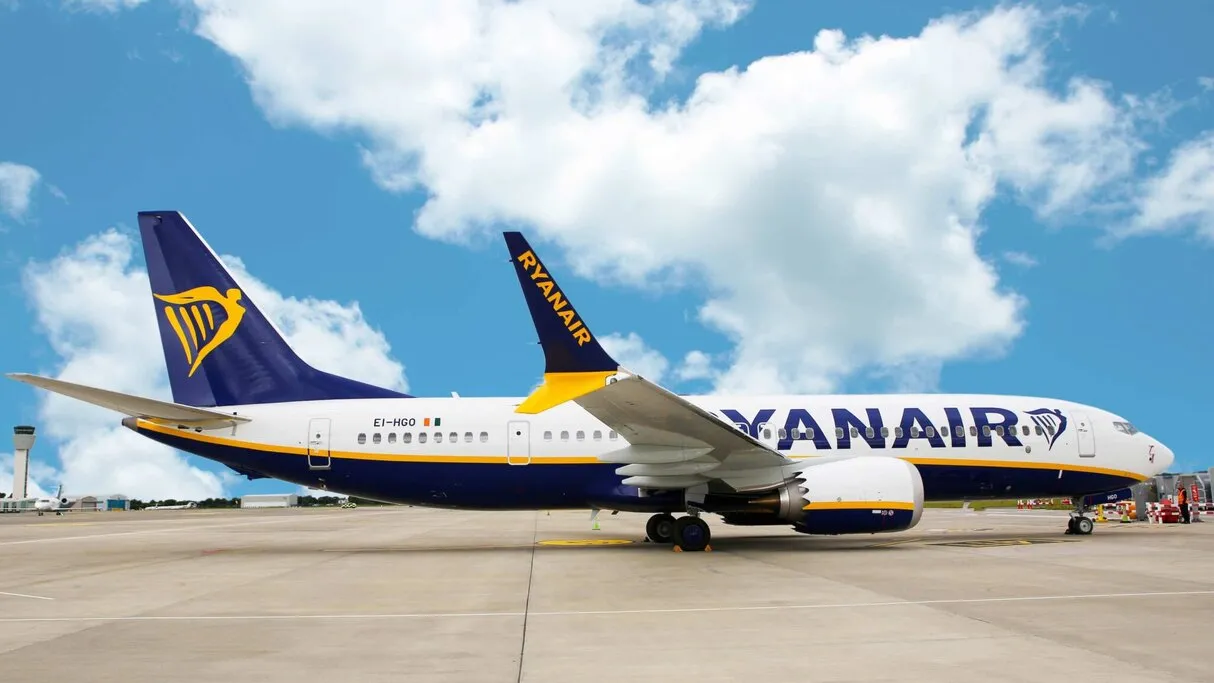 Ilustrasi kerja sama maskapai Ryanair dan Google Cloud dalam pemanfaatan kecerdasan buatan