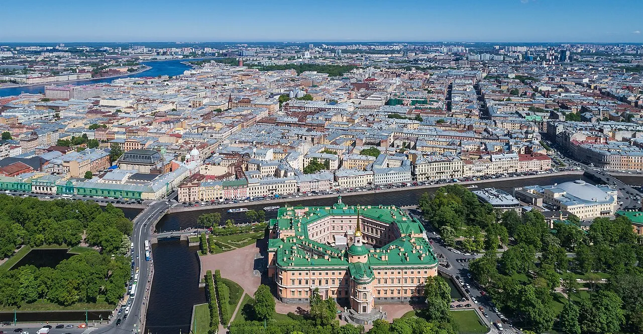 Pemandangan arsitektur bersejarah dan kanal di kota Saint Petersburg, Rusia