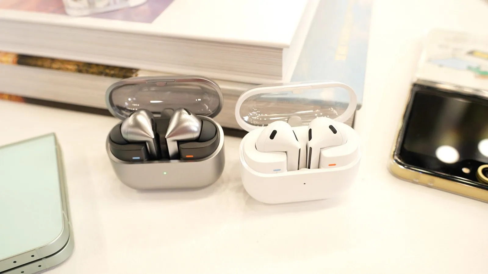 Samsung Galaxy Buds dengan fitur alat bantu dengar resmi saingi AirPods Apple