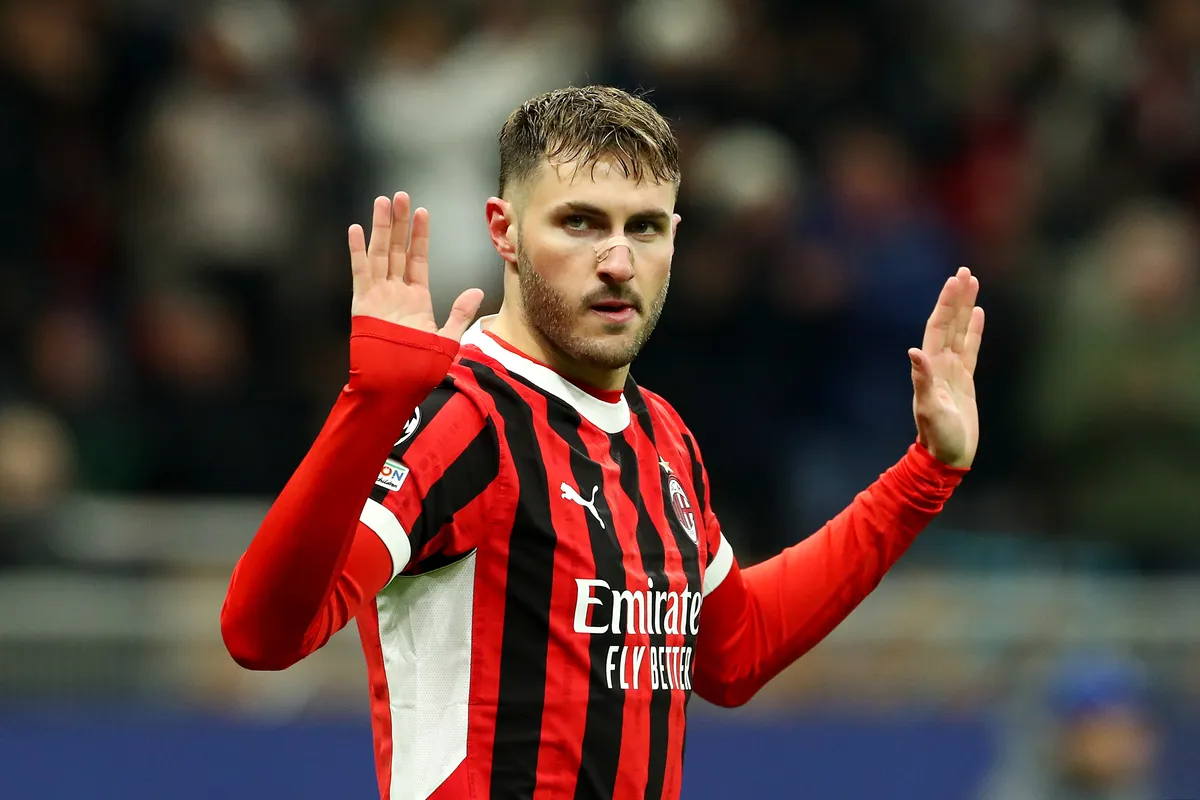 Santiago Gimenez dalam balutan jersey AC Milan sebelum dikabarkan pindah ke FC Porto