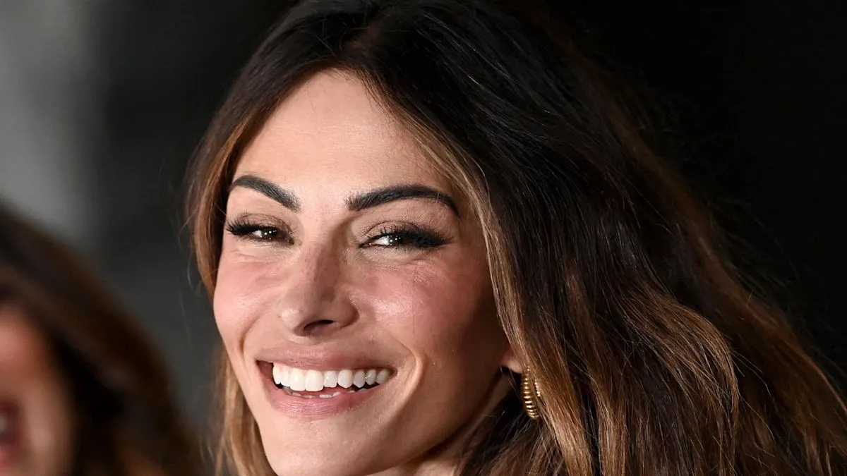 Sarah Shahi tampil percaya diri dengan bikini di usia 46 tahun