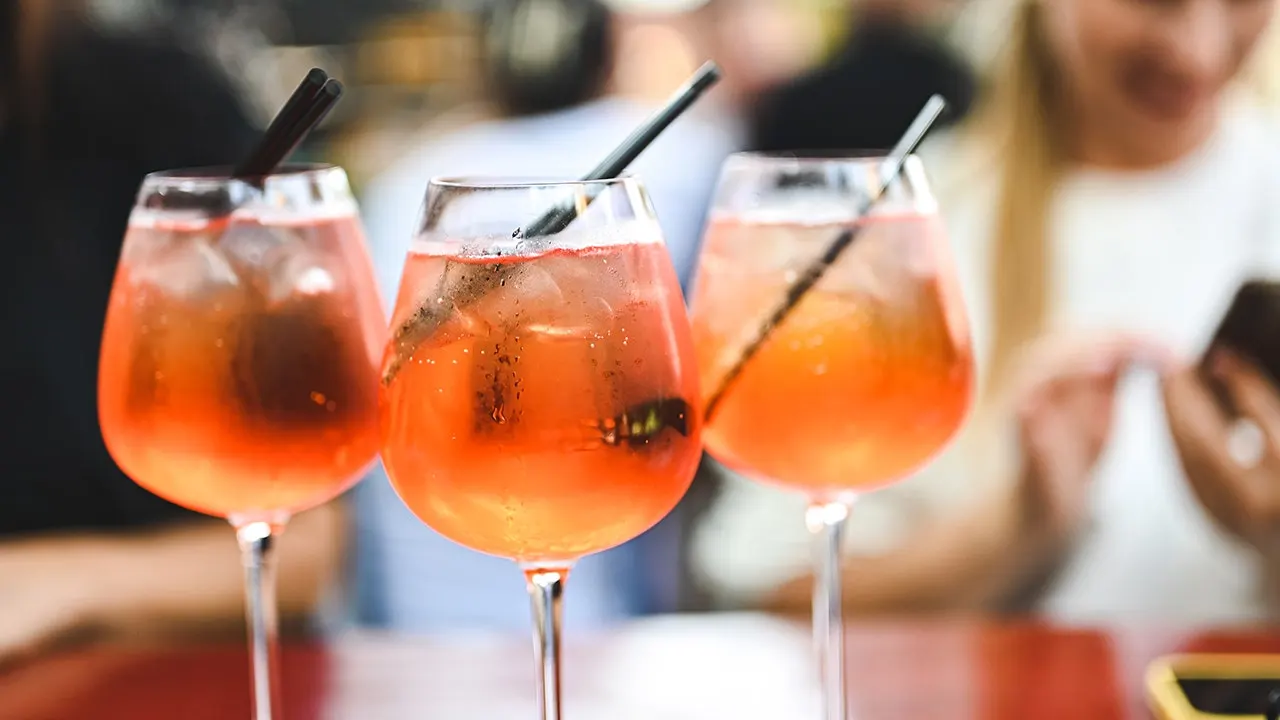 Botol Sarti Rosa minuman aperitif asal Italia yang viral di Amerika Serikat