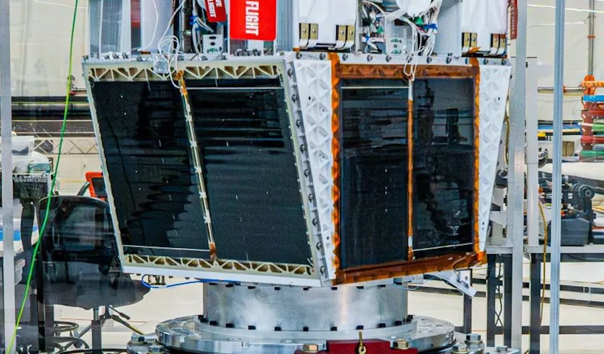 Ilustrasi satelit cermin Reflect Orbital di orbit bumi