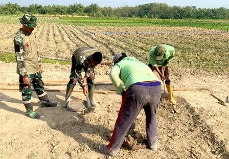 Satgas TMMD 129 Bojonegoro dan warga bangun lapak PKL di rest area Desa Kesongo