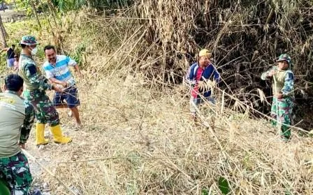 Satgas TMMD 129 Bojonegoro dan warga membersihkan Sungai Kesongo