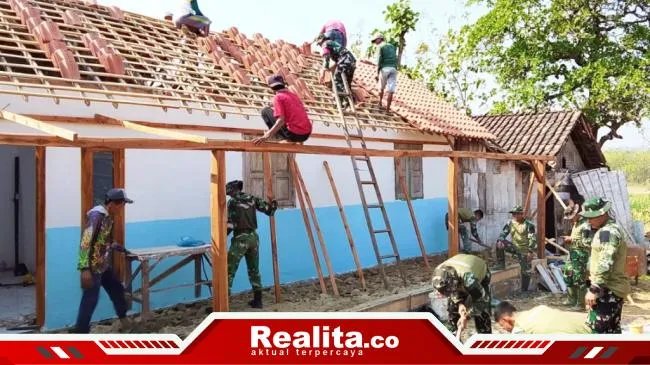Satgas TMMD 129 Bojonegoro dan warga gotong royong bedah rumah di Desa Kesongo