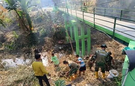 Satgas TMMD 129 Bojonegoro dan warga membersihkan Jembatan Brang Etan