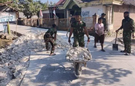 Satgas TMMD 129 Bojonegoro dan warga perbaiki bahu jalan Kesongo