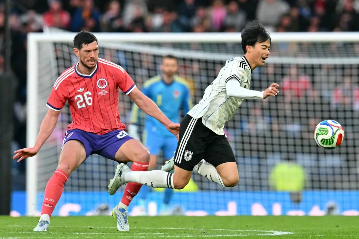Pemain Dinamo Zagreb Scott McKenna merayakan kemenangan di kualifikasi Liga Champions