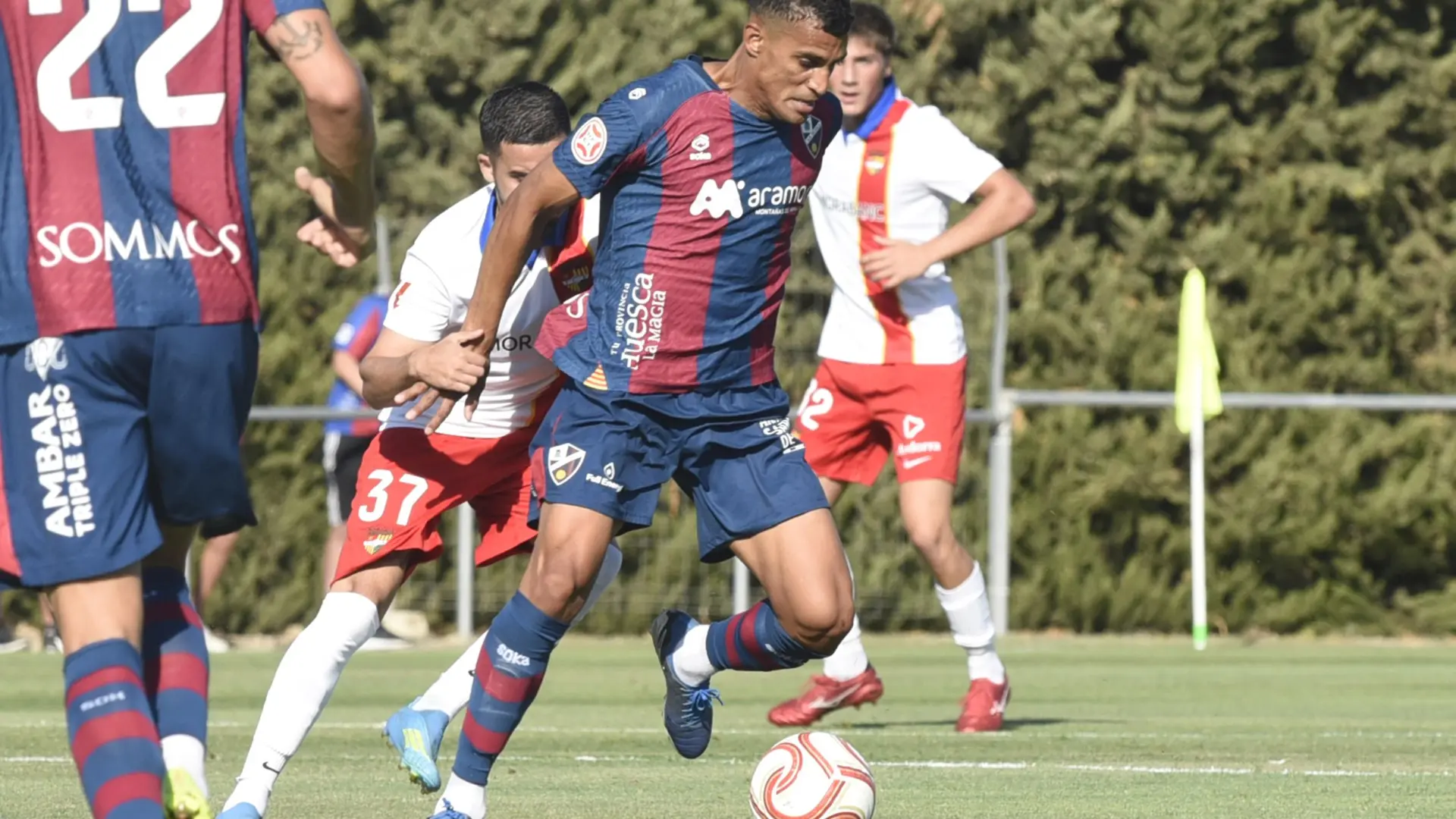 Skuad SD Huesca merayakan kemenangan telak atas Andorra