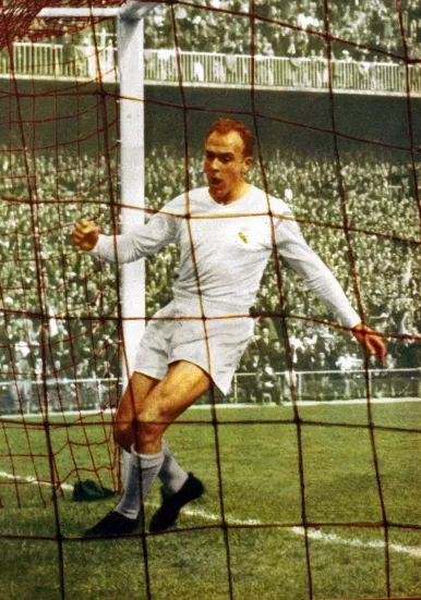 Ilustrasi grafis penghargaan Ballon d'Or tahun 1957 yang dimenangkan oleh Alfredo Di Stéfano