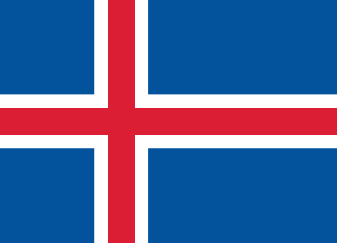 Bendera nasional Islandia berkibar dengan latar belakang langit biru dan lanskap alam
