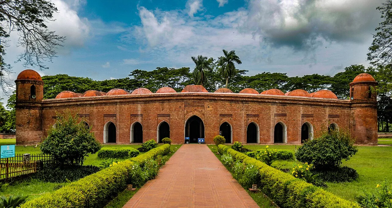 Arsitektur Bangladesh mencerminkan perpaduan warisan budaya kuno, pengaruh Islam, dan inovasi modern
