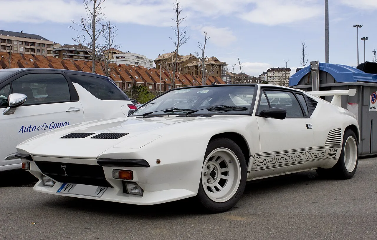 Mobil sport klasik De Tomaso Pantera berwarna merah saat pameran otomotif