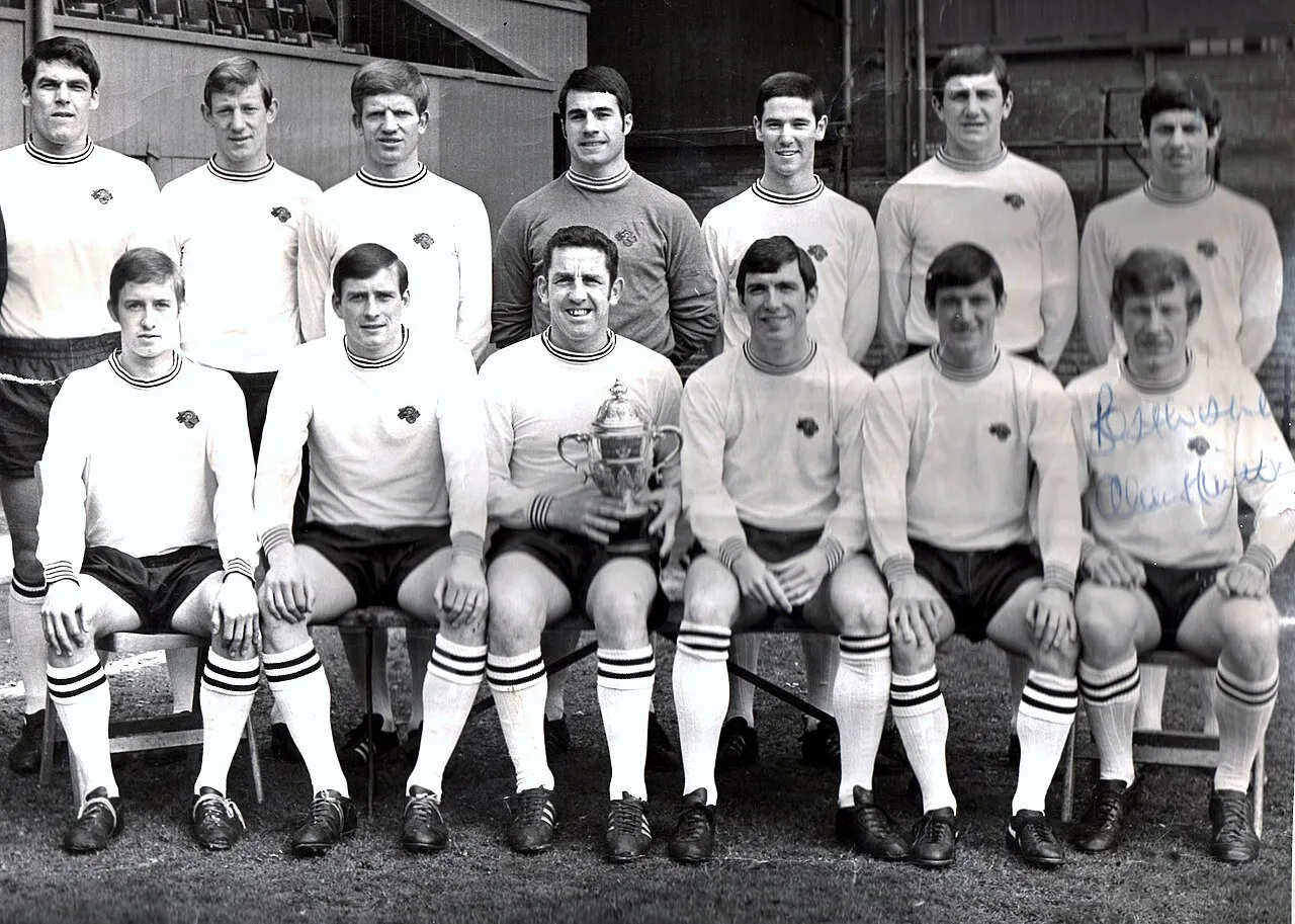 Suasana pertandingan Football League Second Division era 1960-an
