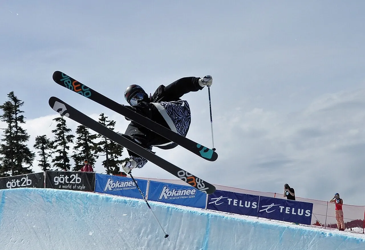 Atlet melakukan aksi akrobatik ekstrem pada cabang olahraga half-pipe skiing di salju