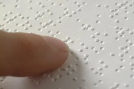 Ilustrasi sistem huruf Braille dan teknologi modern bagi tunanetra