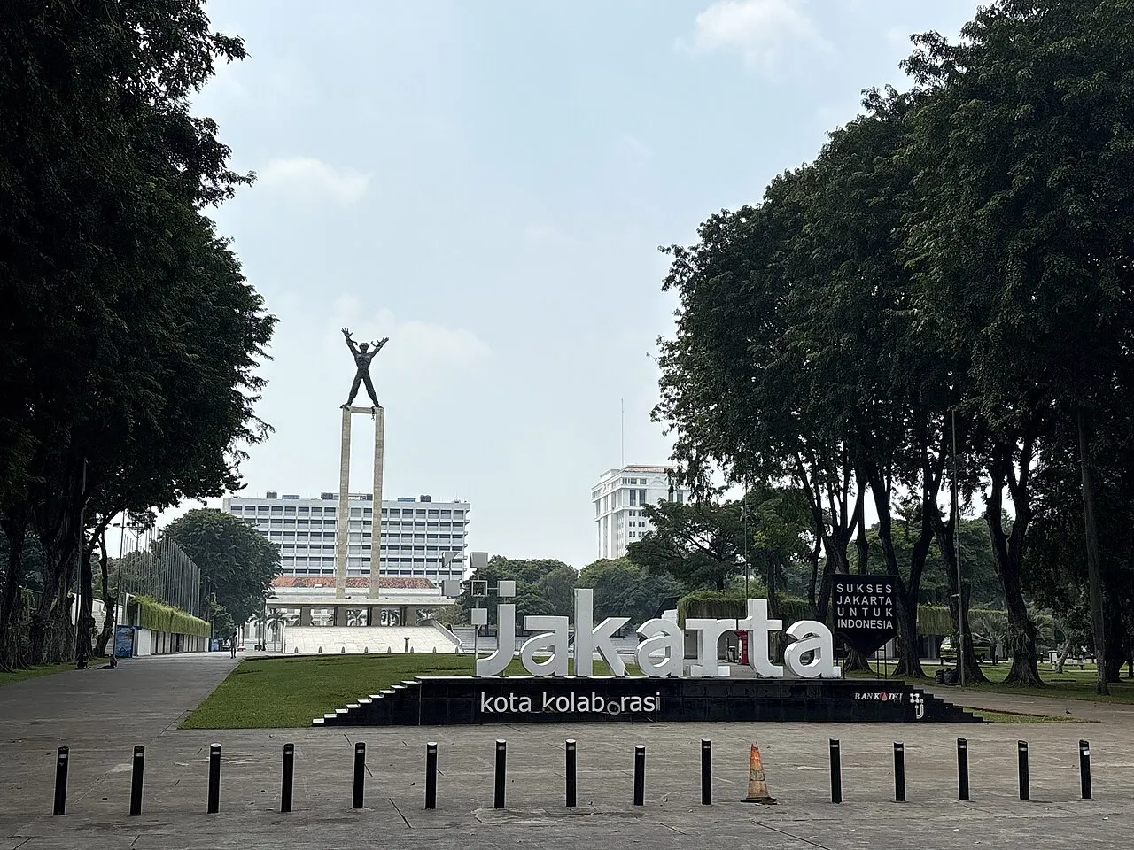 Kawasan taman dan Monumen Pembebasan Irian Barat di Lapangan Banteng Jakarta Pusat