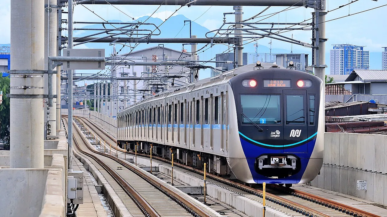 Rangkaian kereta MRT Jakarta melintas di jalur layang