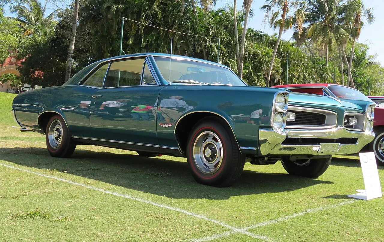 Mobil klasik muscle car Amerika berkinerja tinggi di jalanan